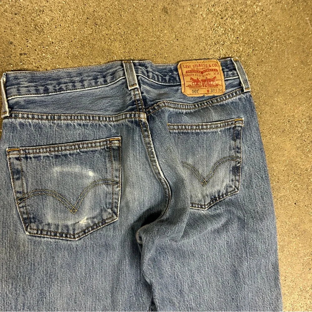 Levi’s 501 Jeans Mens 32x34 Blue Straight Leg Button Fly Workwear Faded Distress